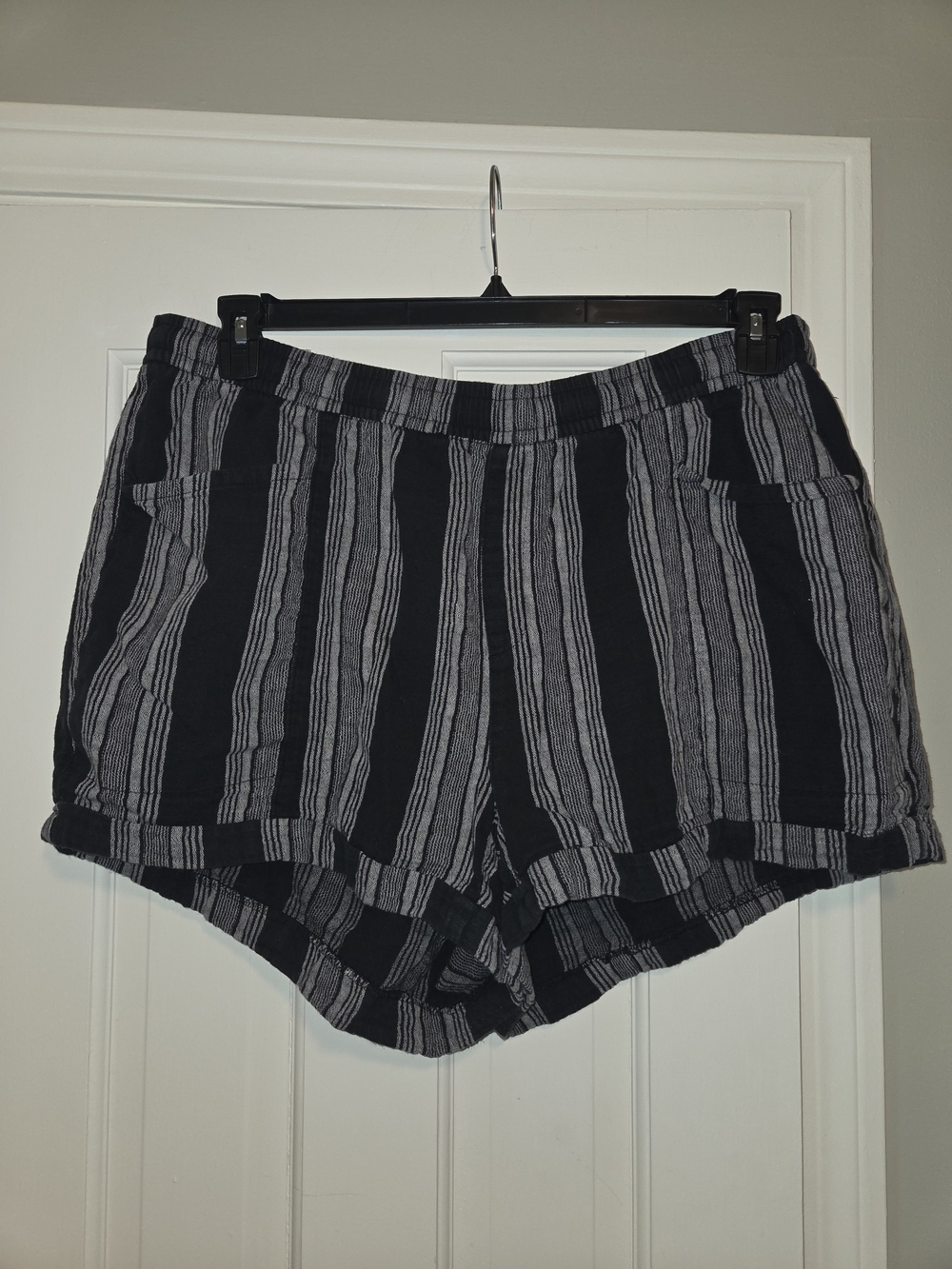 Old Navy Women's Black & Gray Striped Casual Shorts Size 2X